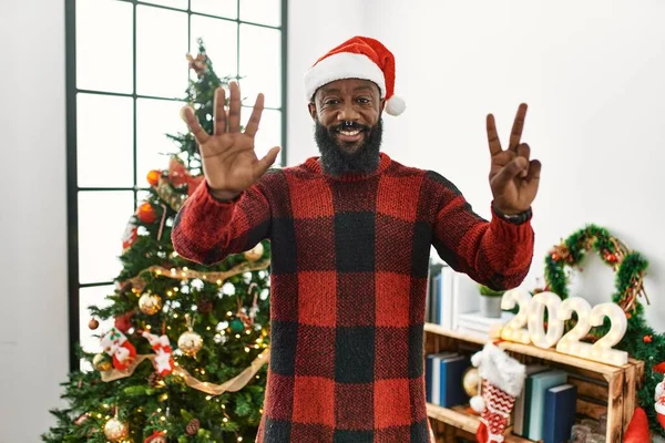 Homem Afro Americano Vestindo Chapéu Papai Noel Junto Árvore Natal — Fotografia de Stock