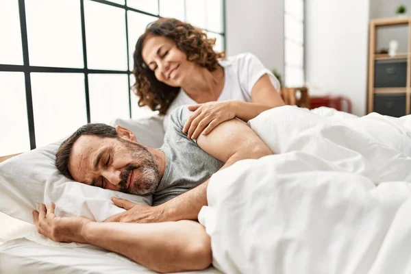 中年惊慌失措的女人叫醒了躺在床上的丈夫 — 图库照片
