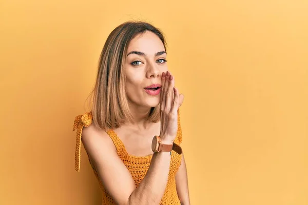 Giovane Donna Bionda Caucasica Indossa Casual Giallo Shirt Mano Sulla — Foto Stock