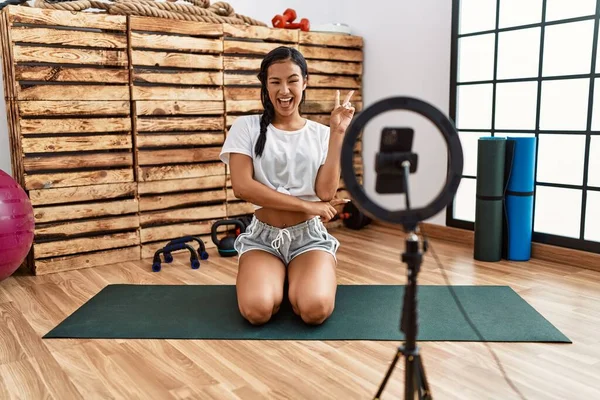 Mulher Hispânica Jovem Gravando Tutorial Treinamento Ginásio Sorrindo Com Rosto — Fotografia de Stock