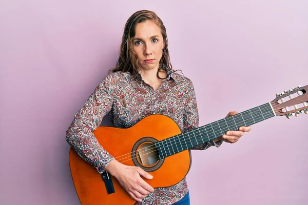 Klasik Gitar Çalan Genç Sarışın Kadın Şüpheci Gergin Sorun Yüzünden — Stok fotoğraf