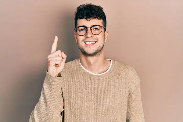 Jovem Hispânico Vestindo Roupas Casuais Óculos Apontando Dedo Para Cima — Fotografia de Stock