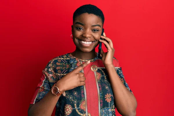 Joven Afroamericana Mujer Teniendo Conversación Hablando Teléfono Inteligente Sonriendo Feliz — Foto de Stock