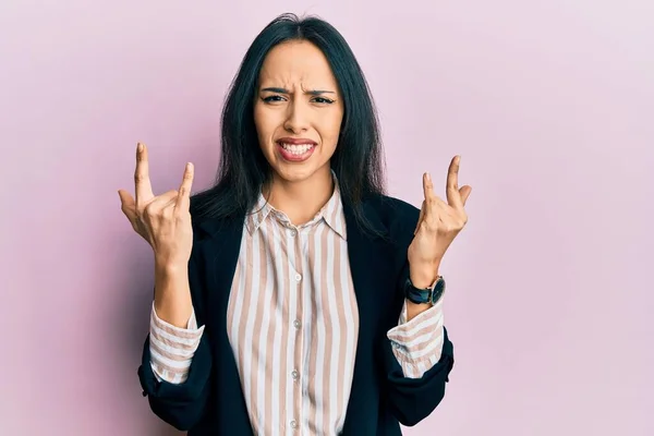 Jong Latijns Amerikaans Meisje Draagt Zakelijke Kleding Schreeuwend Met Gekke — Stockfoto