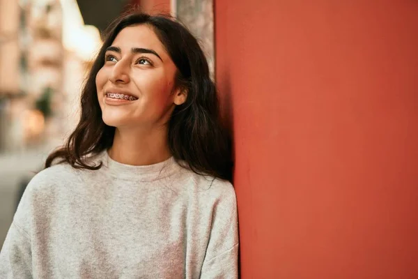 Ung Mellanöstern Flicka Ler Glad Stående Vid Staden — Stockfoto