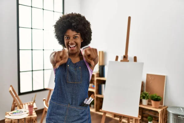 Young African American Woman Afro Hair Art Studio Pointing You — Stock Photo, Image