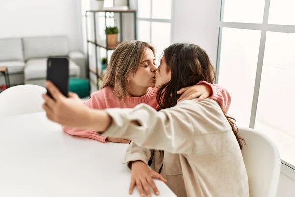 Mladý Pár Líbání Dělat Selfie Smartphonu Doma — Stock fotografie