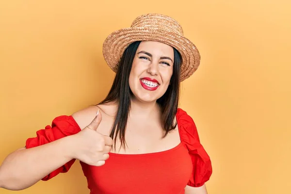 Νεαρή Ισπανίδα Που Φοράει Καλοκαιρινό Καπέλο Και Κάνει Χαρούμενη Χειρονομία — Φωτογραφία Αρχείου