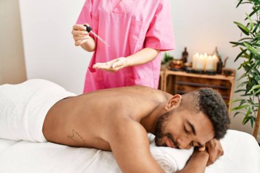 Güzellik merkezinde masaj yaptıran adam..