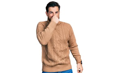 Gündelik kıyafetler giyen genç İspanyol adam pis ve iğrenç bir koku alıyor, dayanılmaz bir koku, nefesini burnunda tutuyor. Kötü kokuyor. 