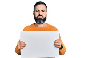 Sakallı, boş pankart tutan, komik yüzlü, şişirilmiş yanakları olan İspanyol bir adam. Ağzı havayla şişer, havayı yakalar.. 