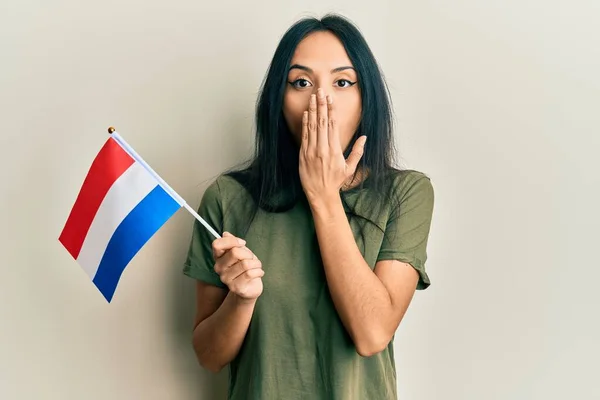 Ung Latinamerikansk Flicka Håller Holland Flagga Täcker Munnen Med Handen — Stockfoto