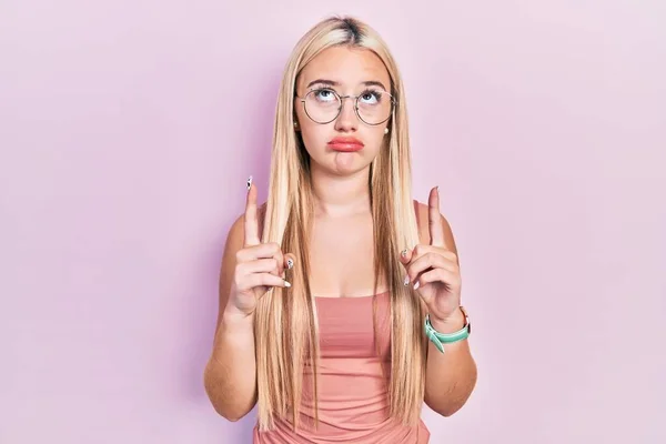 Mladé Blondýny Dívka Sobě Ležérní Oblečení Ukazuje Nahoru Vypadá Smutně — Stock fotografie