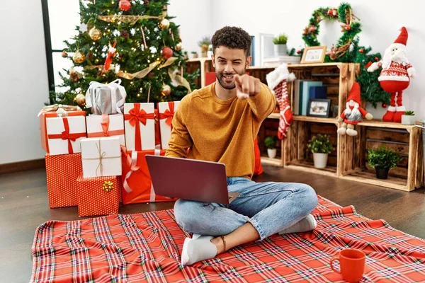 Jovem Árabe Usando Laptop Sentado Árvore Natal Apontando Para Você — Fotografia de Stock