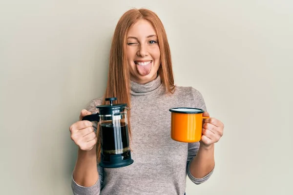 Joven Irlandesa Bebiendo Café Italiano Sacando Lengua Feliz Con Expresión — Foto de Stock