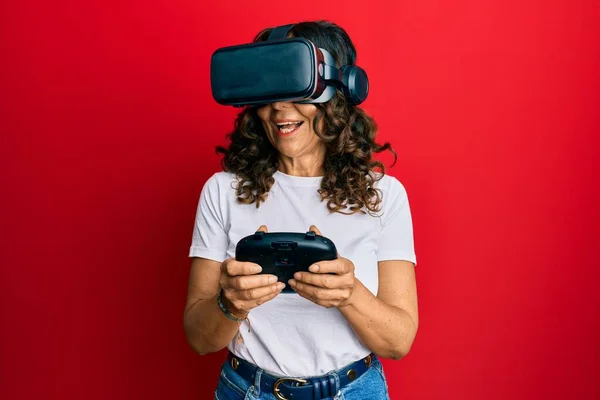 Mulher Meia Idade Usando Óculos Realidade Virtual Jogando Videogames Assistindo — Fotografia de Stock