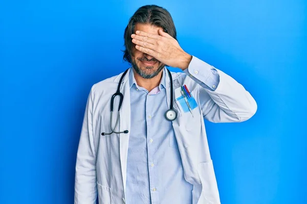 Hombre Guapo Mediana Edad Vistiendo Uniforme Médico Estetoscopio Sonriendo Riendo —  Fotos de Stock