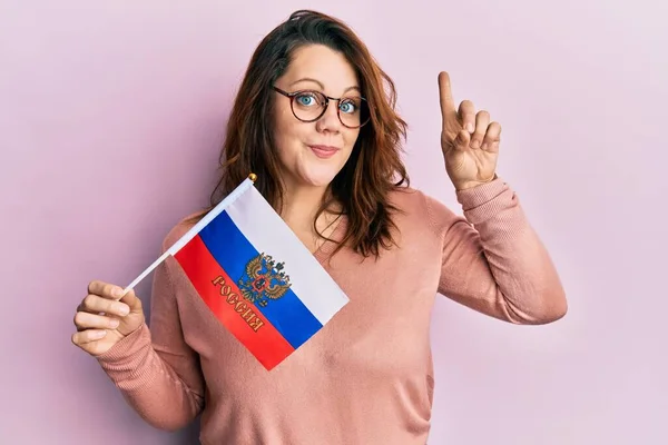 Jonge Blanke Vrouw Die Vlag Van Russische Federatie Vasthoudt Glimlacht — Stockfoto