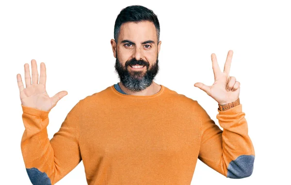 Spaanstalige Man Met Baard Die Casual Wintertrui Draagt Met Vingers — Stockfoto