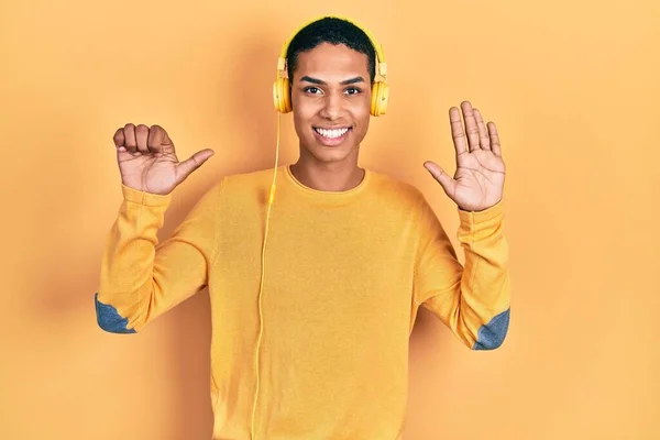 Giovane Ragazzo Afroamericano Che Ascolta Musica Usando Cuffie Mostrando Indicando — Foto Stock