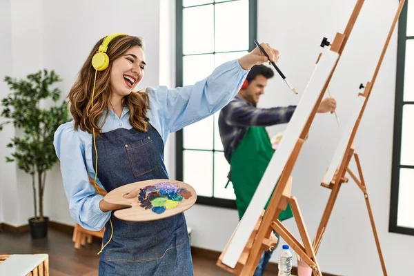 两名惊慌失措的学生在艺术学校高兴地微笑着绘画 站在那里跳舞 面带微笑 — 图库照片