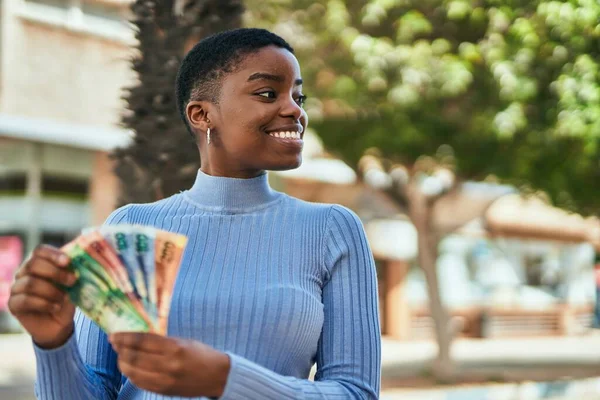 Jonge Afro Amerikaanse Vrouw Lacht Blij Met Het Tellen Van — Stockfoto