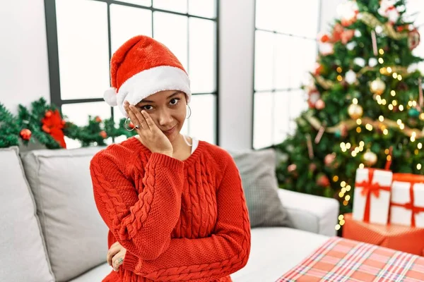 Mladá Hispánka Krátkými Vlasy Nosí Vánoční Klobouk Sedí Pohovce Myšlení — Stock fotografie