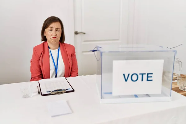 선거에 아름다운 투표용지 우울해 고통받고 울부짖고 두렵다고 걱정하고 있습니다 — 스톡 사진