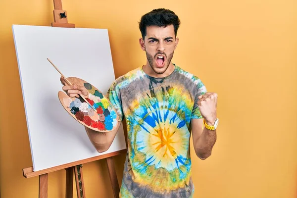 Joven Hombre Hispano Pie Dibujando Con Paleta Por Caballete Pintor —  Fotos de Stock