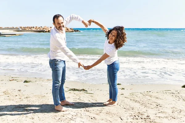 Casal Hispânico Meia Idade Sorrindo Feliz Fazendo Gesto Coração Com — Fotografia de Stock