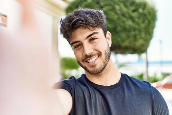 Mladý Hispánec Muž Usměvavý Šťastný Dělat Selfie Kamery Městě — Stock fotografie