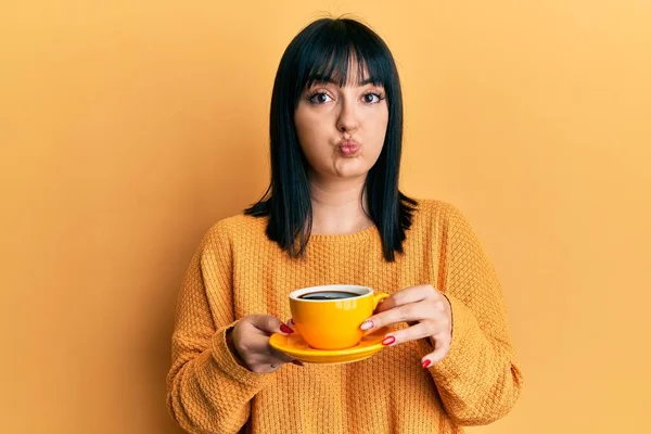 Jonge Latijns Amerikaanse Vrouw Met Koffie Puffende Wangen Met Grappig — Stockfoto