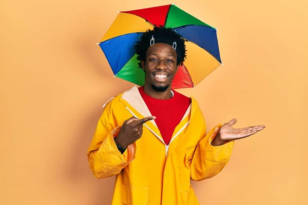 Jovem Afro Americano Vestindo Capa Chuva Amarela Maravilhado Sorrindo Para — Fotografia de Stock