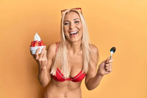 Ung Blond Kvinna Bikini Som Håller Glassen Leende Och Skrattar — Stockfoto