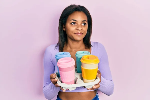 Joven Afroamericana Chica Sosteniendo Bandeja Con Llevar Café Sonriendo Mirando —  Fotos de Stock