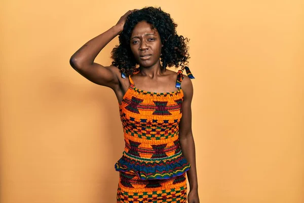 Geleneksel Afro Amerikan Kıyafetleri Giyen Genç Afro Amerikalı Kadın Soru — Stok fotoğraf