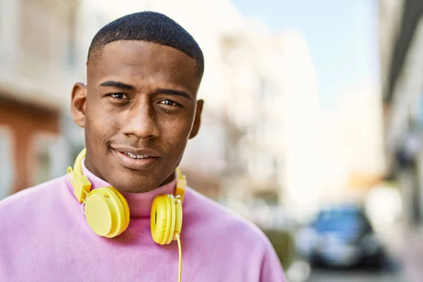 Jeune Homme Afro Américain Souriant Heureux Utilisant Des Écouteurs Ville — Photo