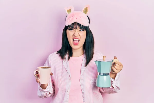 Mujer Hispana Joven Con Máscara Para Dormir Bata Bebiendo Café — Foto de Stock