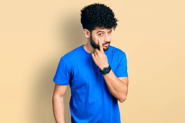 Jovem Árabe Homem Com Barba Vestindo Casual Azul Camisa Apontando — Fotografia de Stock