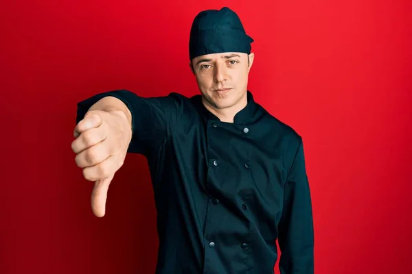 Joven Guapo Con Uniforme Cocinero Profesional Sombrero Que Infeliz Enojado —  Fotos de Stock