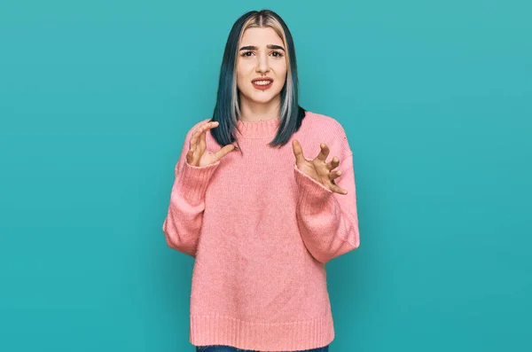 Junge Moderne Mädchen Rosa Wolle Winterpullover Angeekelten Ausdruck Ungehalten Und — Stockfoto