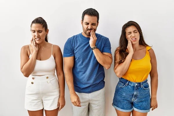 Grupp Unga Latinamerikaner Står Över Isolerad Bakgrund Röra Munnen Med — Stockfoto