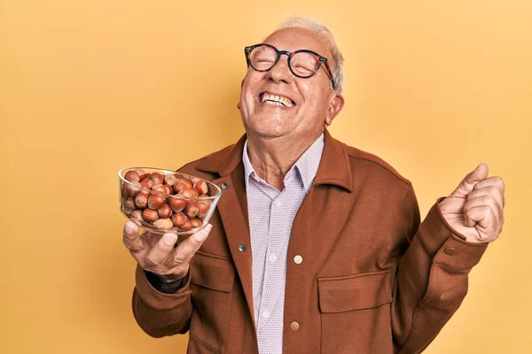 Uomo Anziano Con Capelli Grigi Che Tiene Nocciole Urlando Orgoglioso — Foto Stock