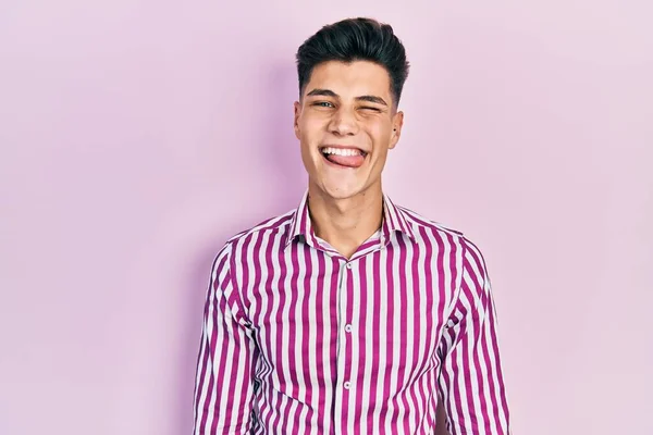 Gündelik Kıyafetler Giyen Genç Spanyol Adam Kameraya Seksi Bir Ifadeyle — Stok fotoğraf