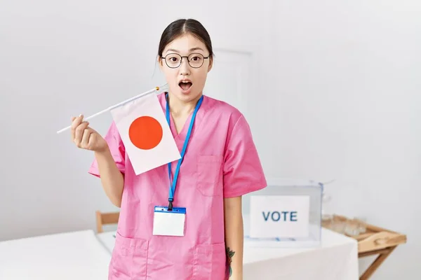 Молодая Азиатская Медсестра Выборах Политической Кампании Держа Японский Флаг Испуганный — стоковое фото