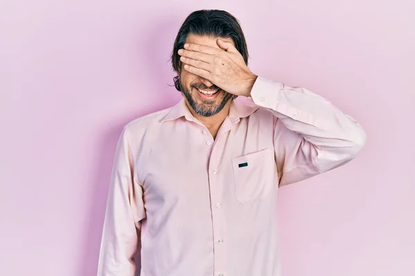 Hombre Caucásico Mediana Edad Vistiendo Ropa Casual Sonriendo Riendo Con —  Fotos de Stock