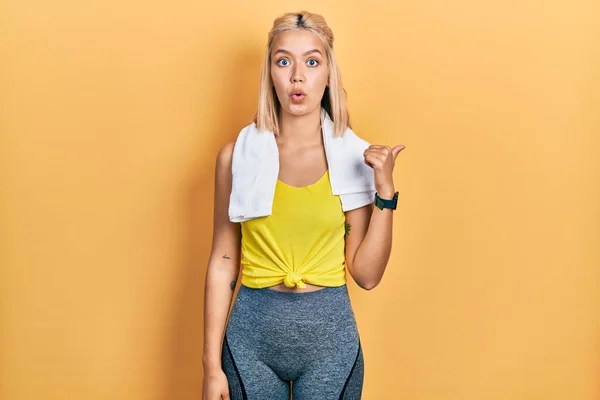 Vacker Blond Sport Kvinna Bär Träning Outfit Förvånad Pekar Med — Stockfoto