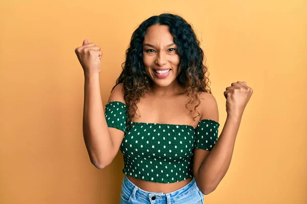 Jovem Mulher Latina Vestindo Roupas Casuais Gritando Orgulhoso Celebrando Vitória — Fotografia de Stock