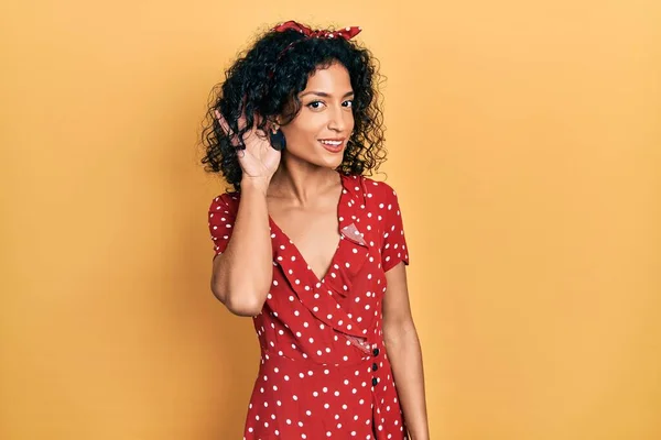 Joven Chica Latina Con Vestido Verano Sonriendo Con Mano Sobre — Foto de Stock