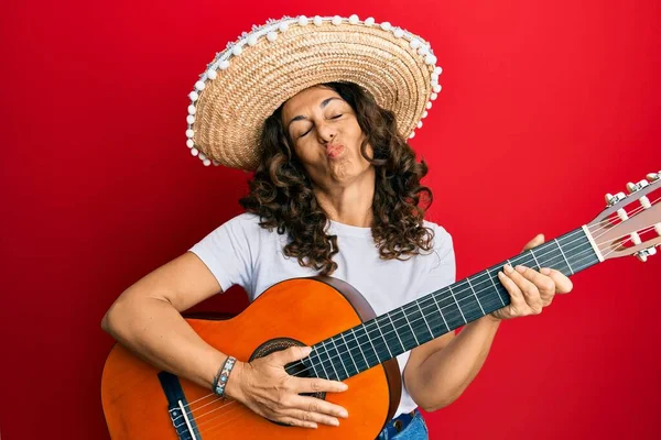 Латиноамериканка Средних Лет Держащая Мексиканскую Шляпу Играет Классической Гитаре Глядя — стоковое фото